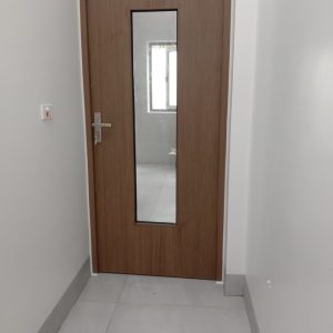 cửa nhôm lõi tổ ong than tre có ô thoáng