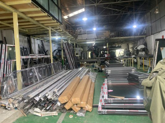 Xưởng sản xuất cửa nhôm HOPO nhập khẩu tại Hà Nội với trang thiết bị hiện đại.