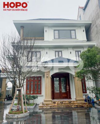 Ảnh đại diện bài viết về phụ kiện cửa đi HOPO – Bản lề chịu lực, khóa đa điểm an toàn, tay nắm hợp kim bền bỉ