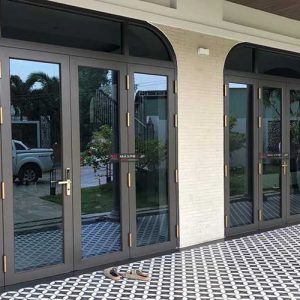 Cửa nhôm Maxpro với kính cường lực