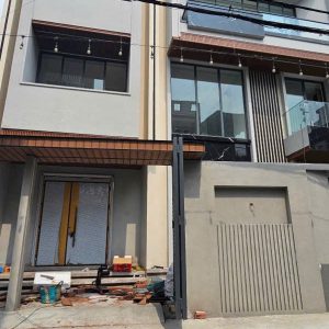 Lắp đặt cửa trục xoay tại công trình