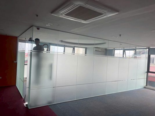 Vách ngăn kính cường lực 10mm phân chia khu vực sản xuất nhà xưởng Hà Nội