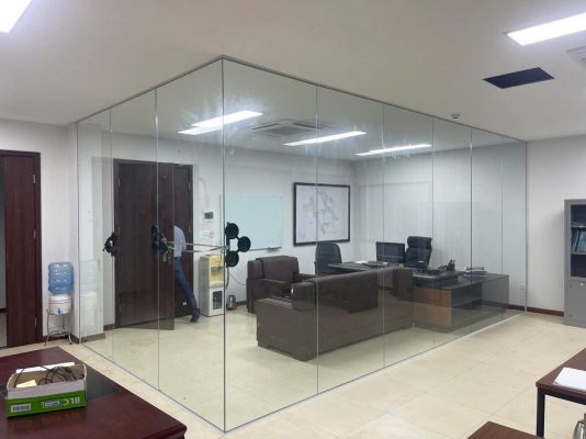 Vách ngăn kính cường lực 10mm cho văn phòng hiện đại tại Hà Nội