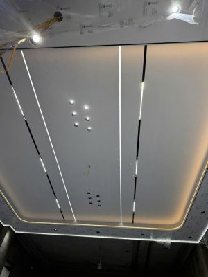 Không gian phòng khách sang trọng với trần nhôm tổ ong và LED dây hắt sáng