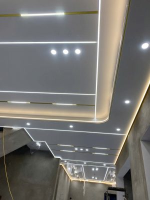 Trần nhôm giật cấp bo cong mềm mại kết hợp đèn LED hắt sáng phòng khách