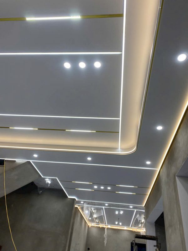 Đội thi công Cửa Kính Âu Việt đang lắp đặt trần nhôm HCM