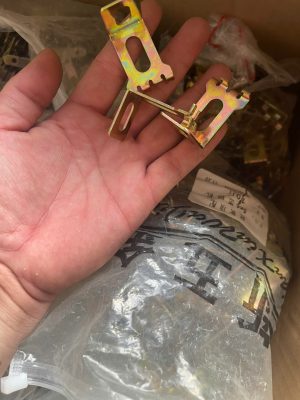 Liên kết ty treo trần với xương chính