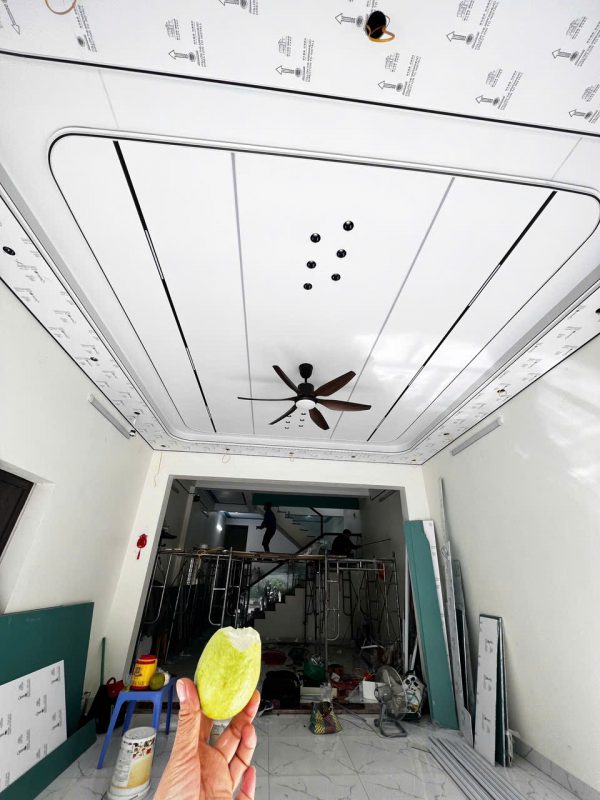 Trần nhôm tấm tổ ong bo cong kết hợp đèn LED tại phố Kim Mã