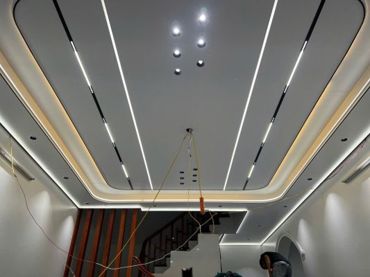 Trần nhôm tổ ong kết hợp ray đèn LED linear âm hiện đại