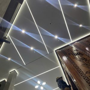 Ưu điểm nổi bật của trần nhôm tổ ong khổ lớn so với trần thạch cao