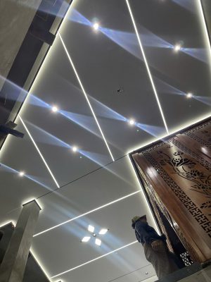 Ưu điểm nổi bật của trần nhôm tổ ong khổ lớn so với trần thạch cao
