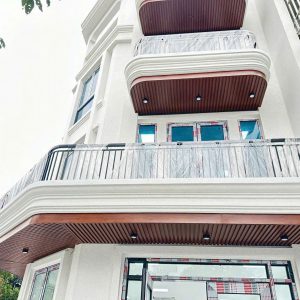 Thi công trần nhôm lam sóng 816 vân gỗ đẹp tại Hà Nội