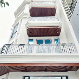 Thi công trần nhôm lam sóng 816 vân gỗ đẹp tại Hà Nội