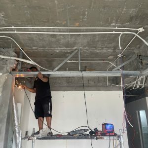 Thi công gia cố kết cấu chịu lực cho cửa Slim khổ lớn