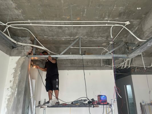 Thi công gia cố kết cấu chịu lực cho cửa Slim khổ lớn